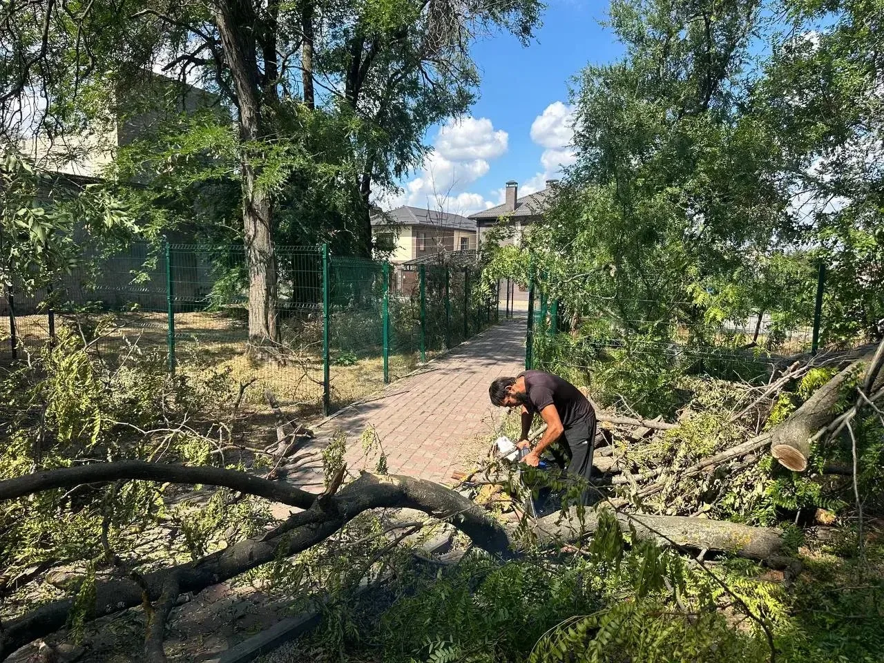 Последствия непогоды, которая обрушилась на наш регион в минувшие выходные, не оставили...