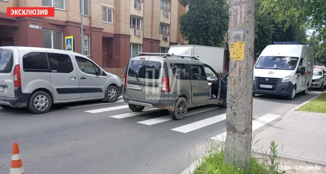 В Пскове, на улице Максима Горького, у дома №18, водитель автомобиля допустил наезд на двух девушек.