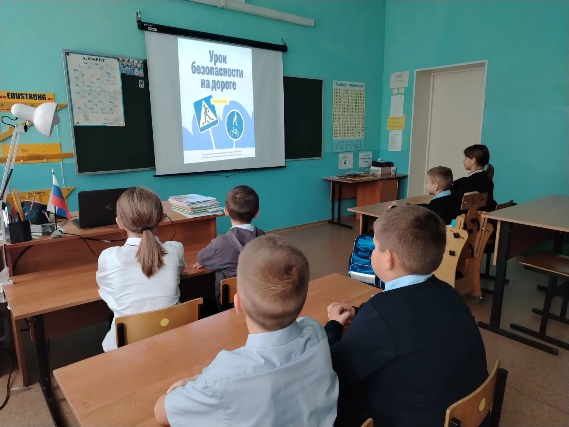 В нашей школе стало важной частью профилактическая работа по безопасности на дорогах, о...