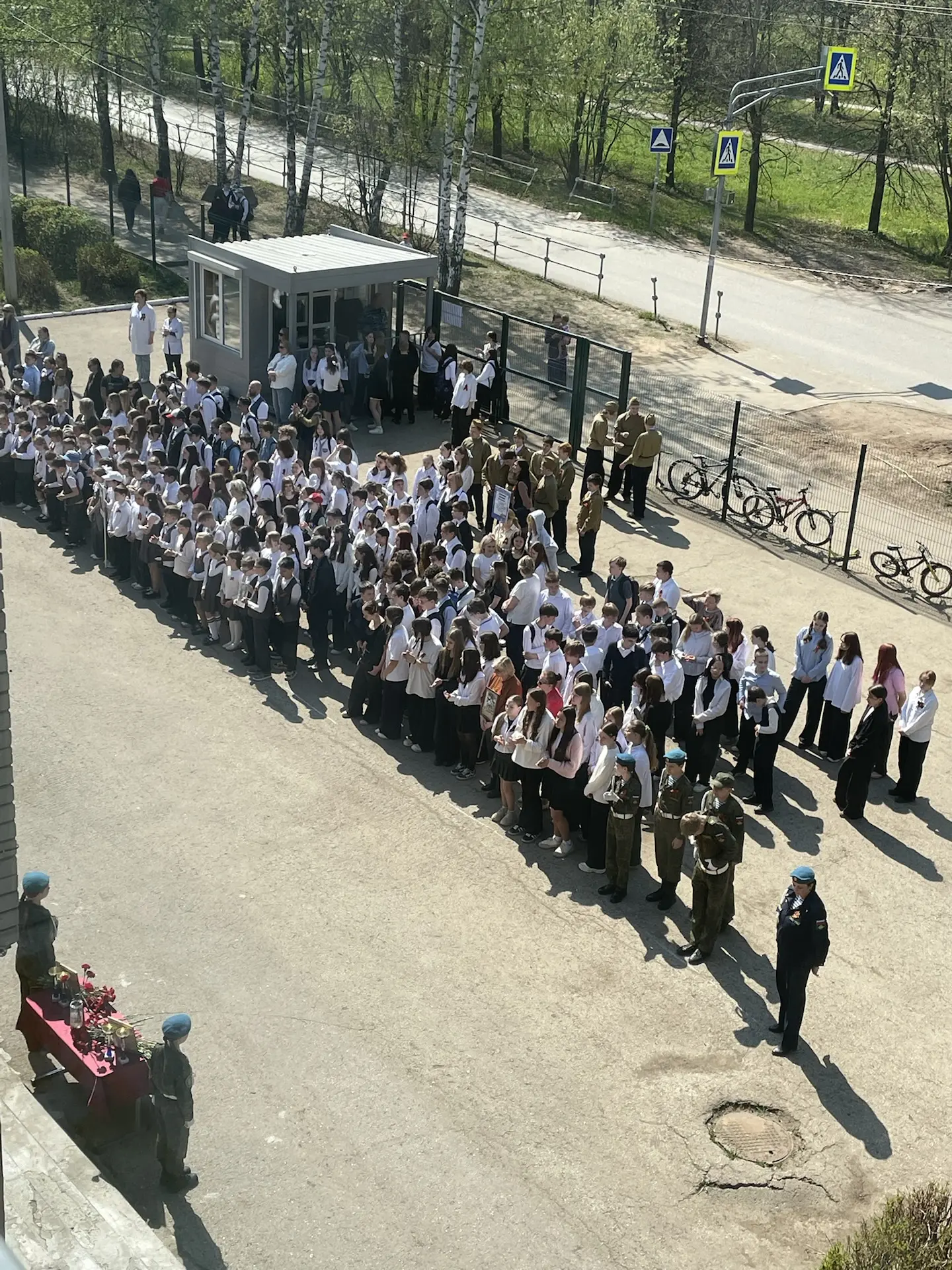 🚩 Прямо сейчас в школе 8 мая прошли линейки, посвящённые Дню Победы.  Стихи, песни, минута молчания.