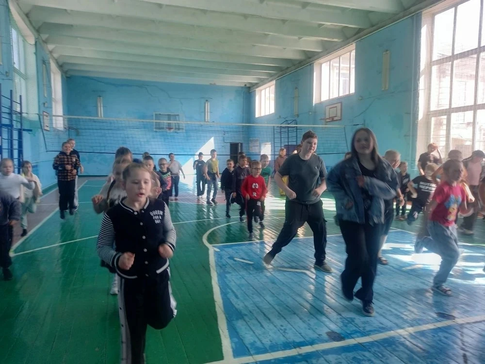 Каждый день в пришкольном лагере начинается с веселой зарядки. И хорошее настроение обе...
