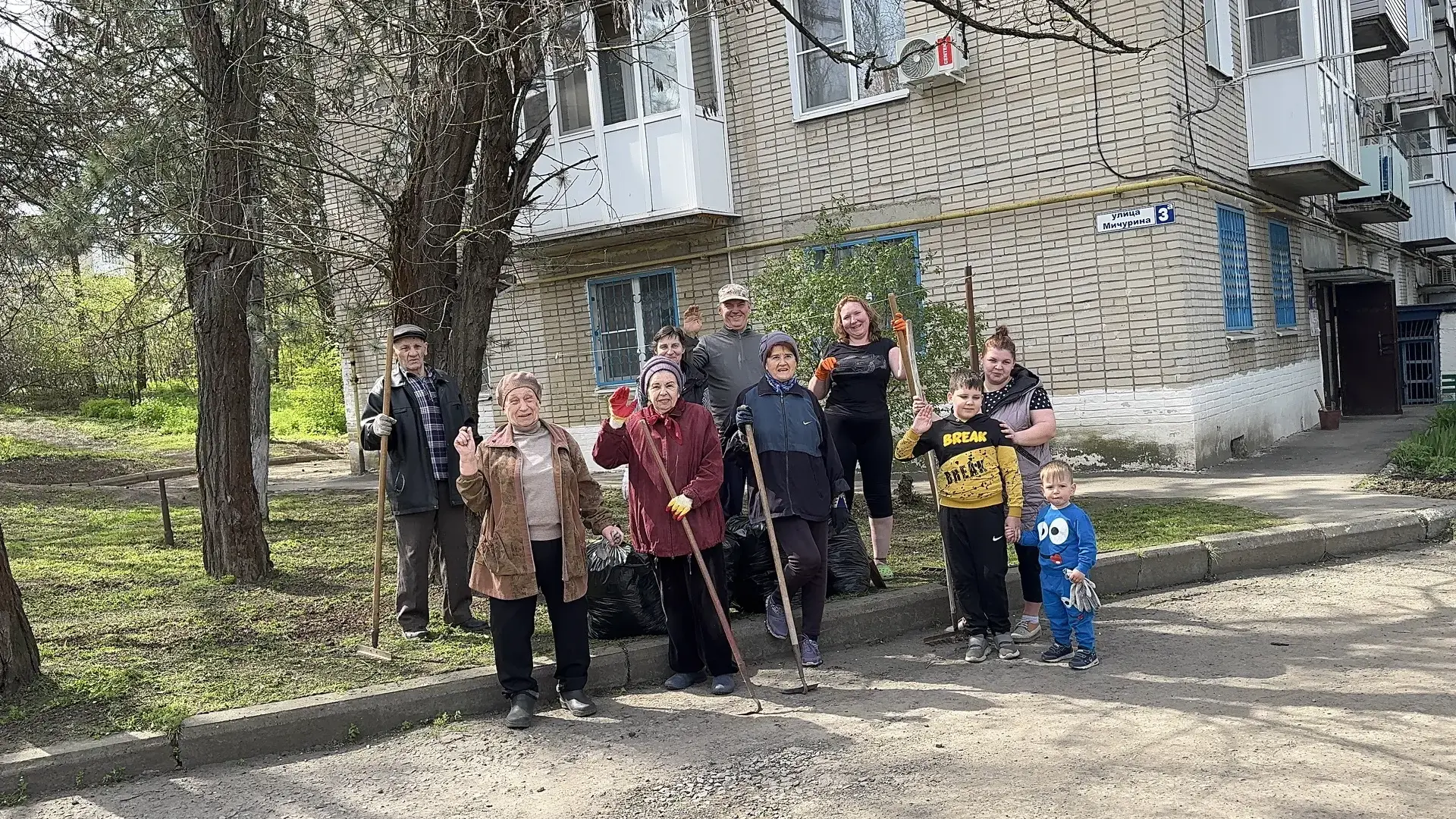 Держим ритм!   🧹 Свежие кадры с Общеобластного субботника в Октябрьском районе.   Работа кипит, улиц