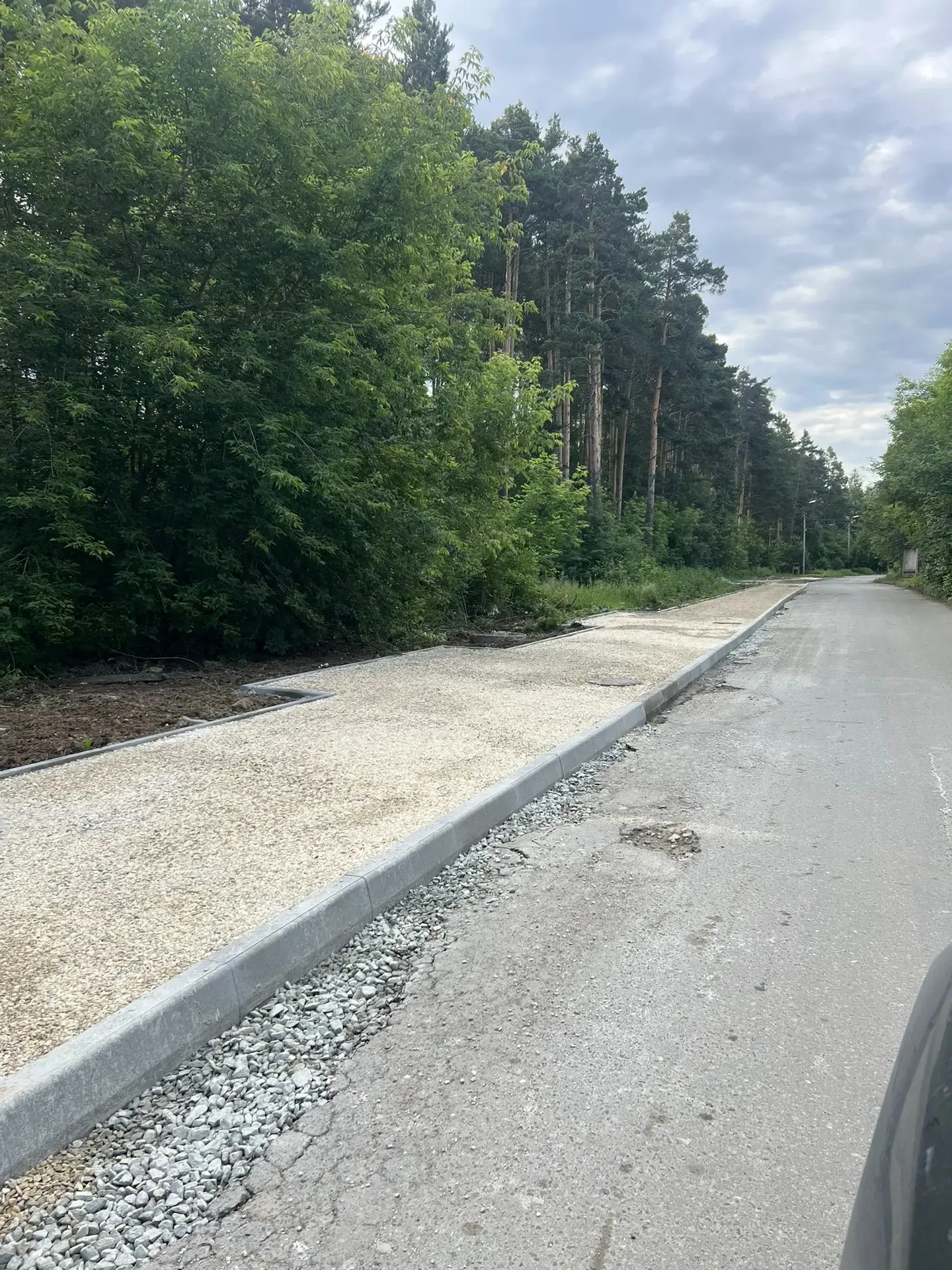 Работы по благоустройству тротуара, по которому березовчане ходят из Шиловки в шестой микрорайон, ск