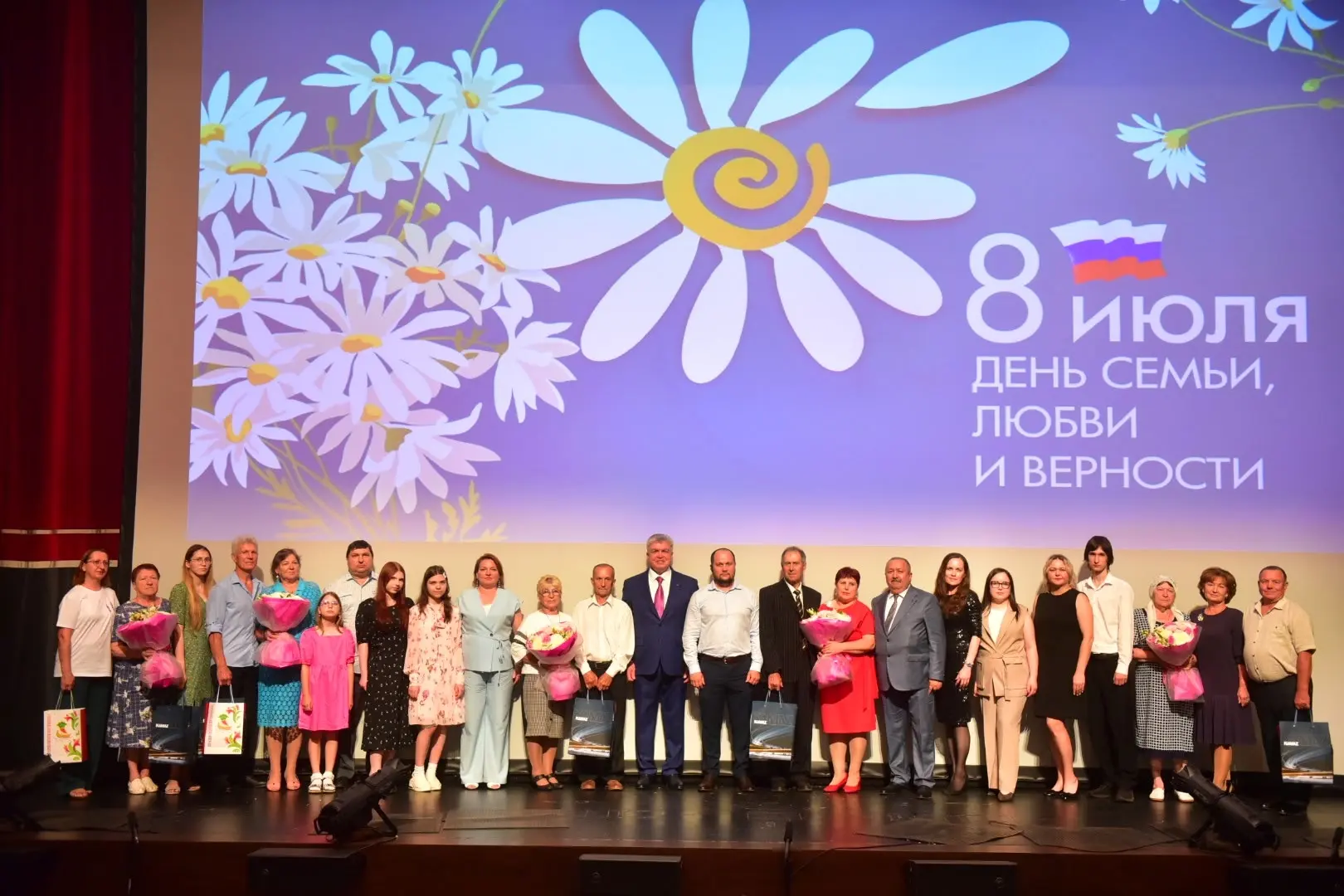 👏В честь Дня семьи, любви и верности в Набережных Челнах чествовали трудовые династии ...