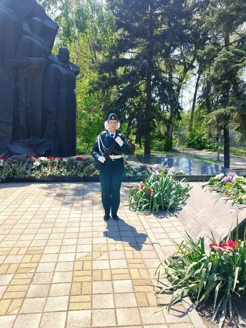 🎗️ ГИМНАЗИЯ‑ЭТО ПАМЯТЬ!  ⚪ В День Великой Победы юнармейский отряд «МИГ‑21» МБОУ Гимназия № 21 нёс п