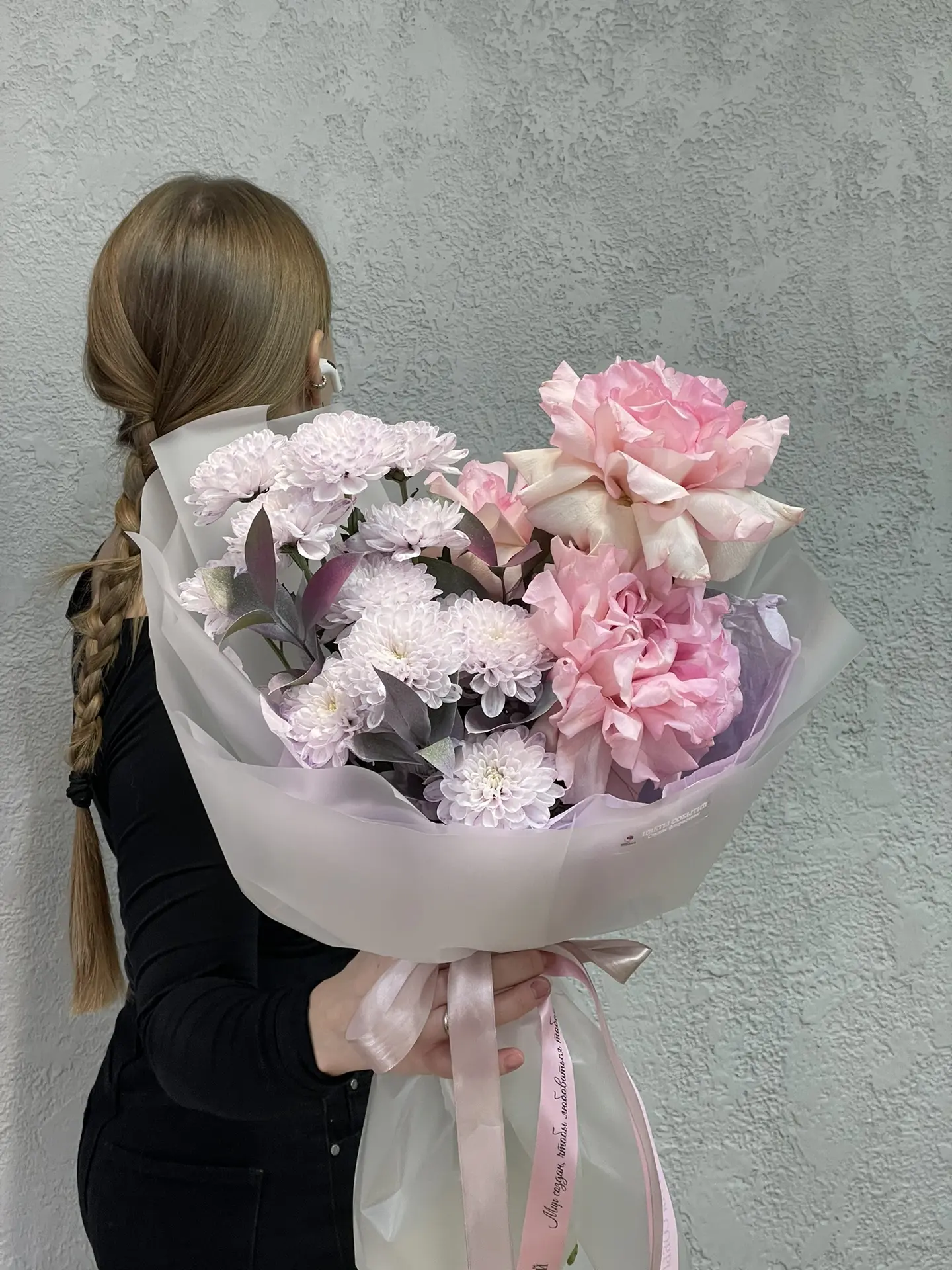 Французские розы, хризантема, рускус. Три составляющих красивого букета.