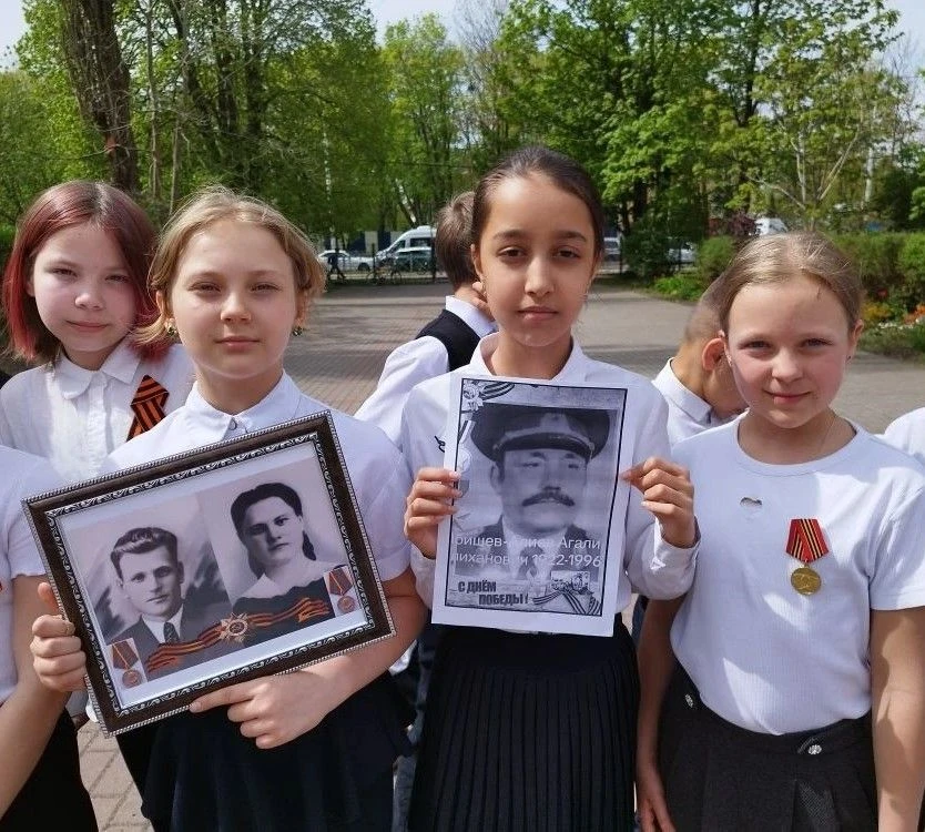 📸 Вспоминая и чтя: наша школа присоединилась к акциям «Бессмертный полк» и «Вальс Победы» 5 мая 2026