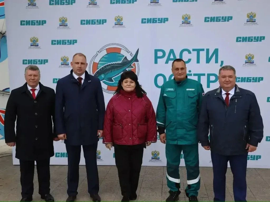 Наталья Западнова вместе с вартовчанами выпустила в реку краснокнижных осетров.