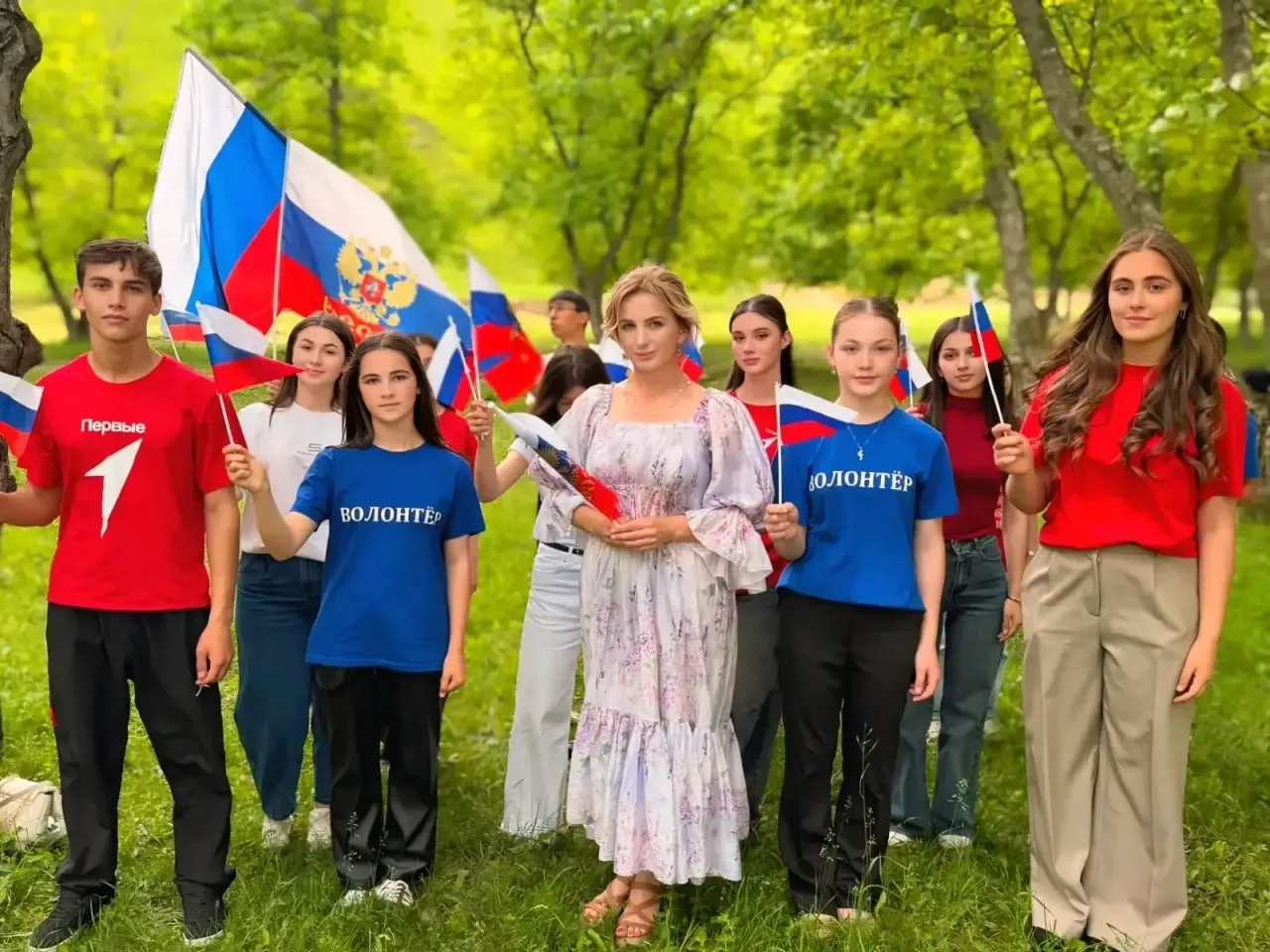 В честь празднования Дня России члены школьного волонтёрского движения и «Движения Первых» под руков