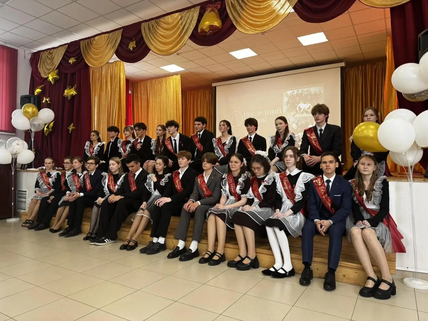 🎒🛎️ Прощай, школа! В Чебоксарах прозвенели последние звонки для выпускников  В школах Чебоксар состо