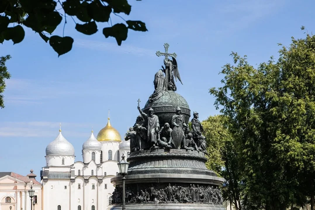 🏰Монумент «Тысячелетие России» в Великом Новгороде выполнен в виде шара-державы на колоколообразном