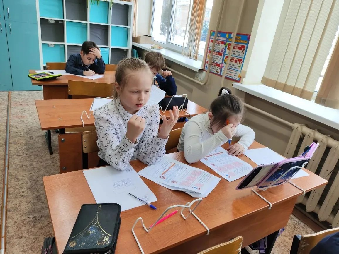 🎉 1М класс принял участие в VI Международной обучающей олимпиаде «Петерсон»! 🌟Наши первоклассники см
