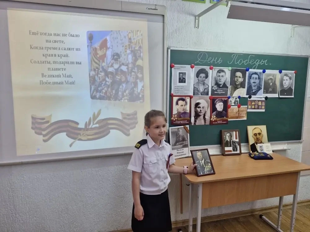 Слёзы на глазах и гордость в сердце. ❤️  Сегодня в 1 «Д» прошёл классный час, посвящённый великому Д