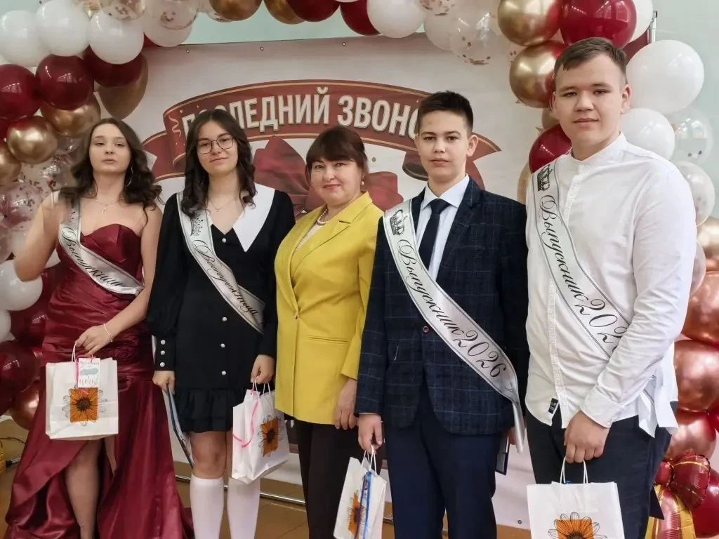 🎓 Сегодня в нашей школе прошёл трогательный праздник — Последний звонок!
