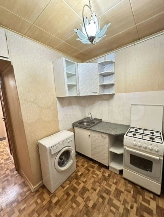 сдаю 1к Ленина 102, 5этаж, для семьи, цена 18+свет+вода+газ+мусор, залог 5трЮ агентству...