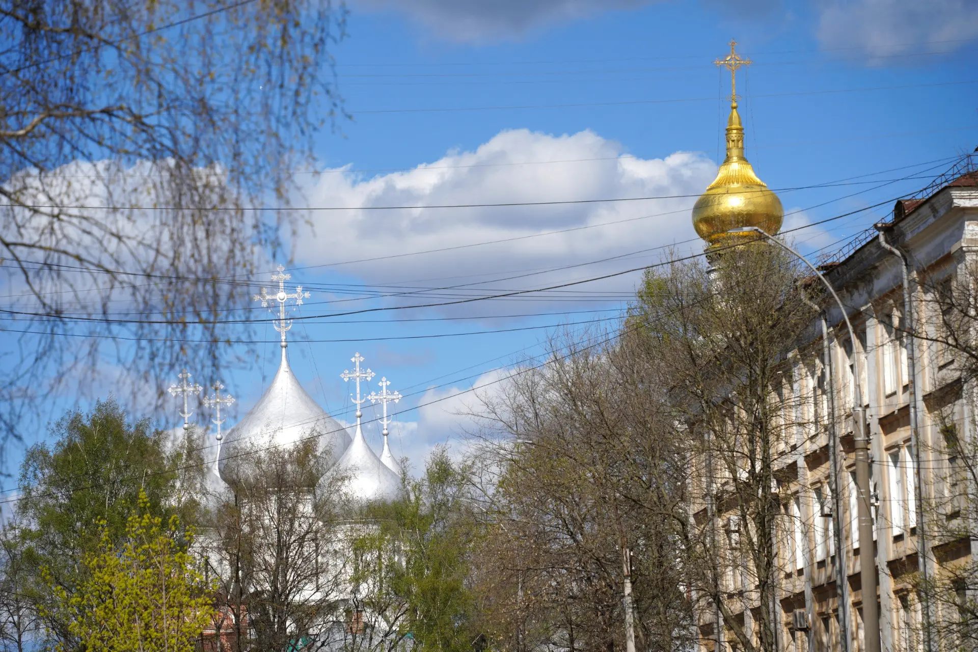 Весна в Вологде резво превращается в лето. Гуляете по солнечным улочкам?