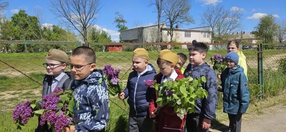 На уроке мужества, в честь великого праздника Дня Победы Юные орлята из 2 «А» и 2 «В» классов возлож