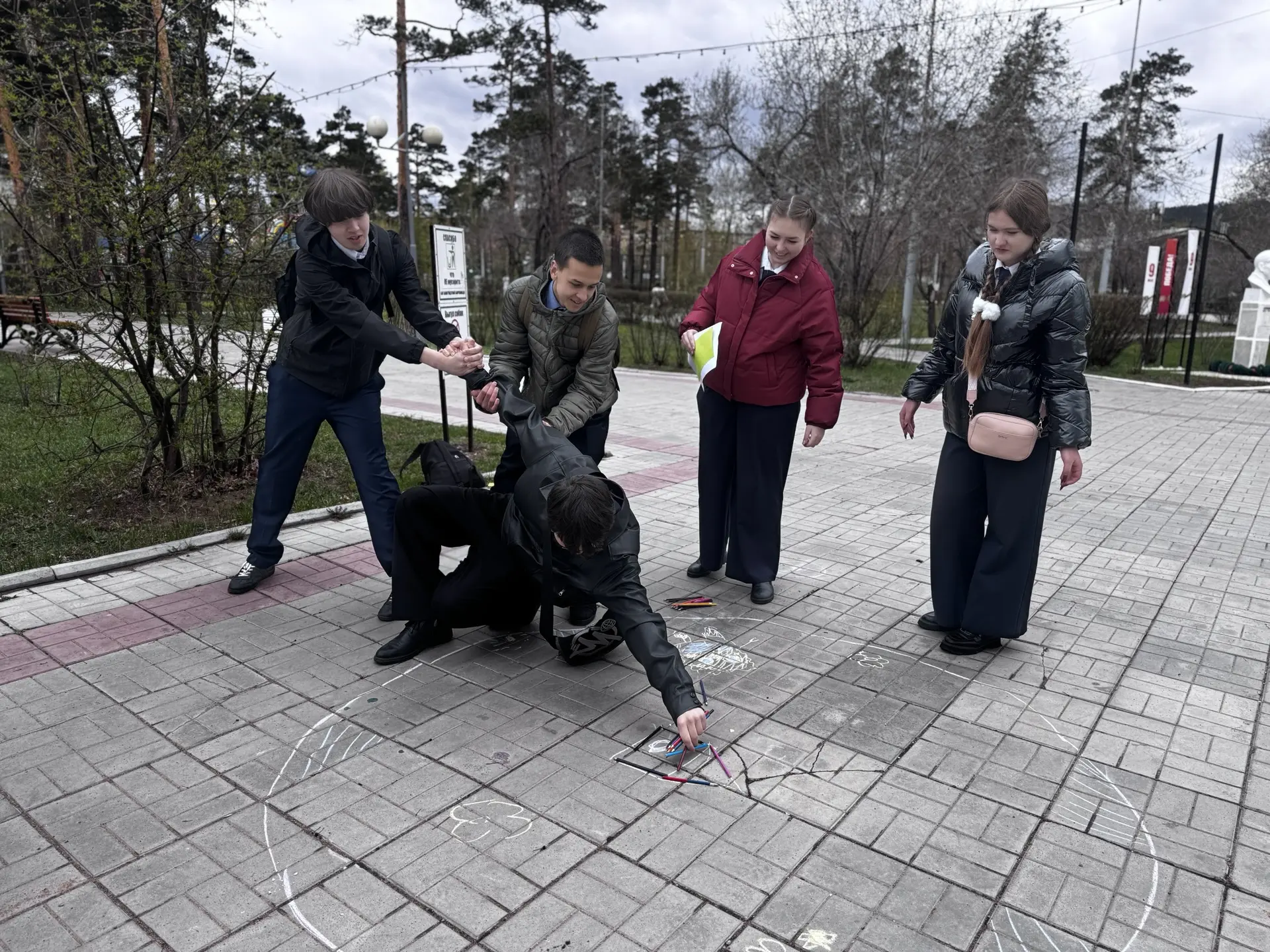 🕯️🎓 Узнай. Помни. Защищай. — ИрГУПС в квесте «Узнай больше о ВИЧ»! 🧩🩺  Студенты УУКЖТ ИрГУПС — специ