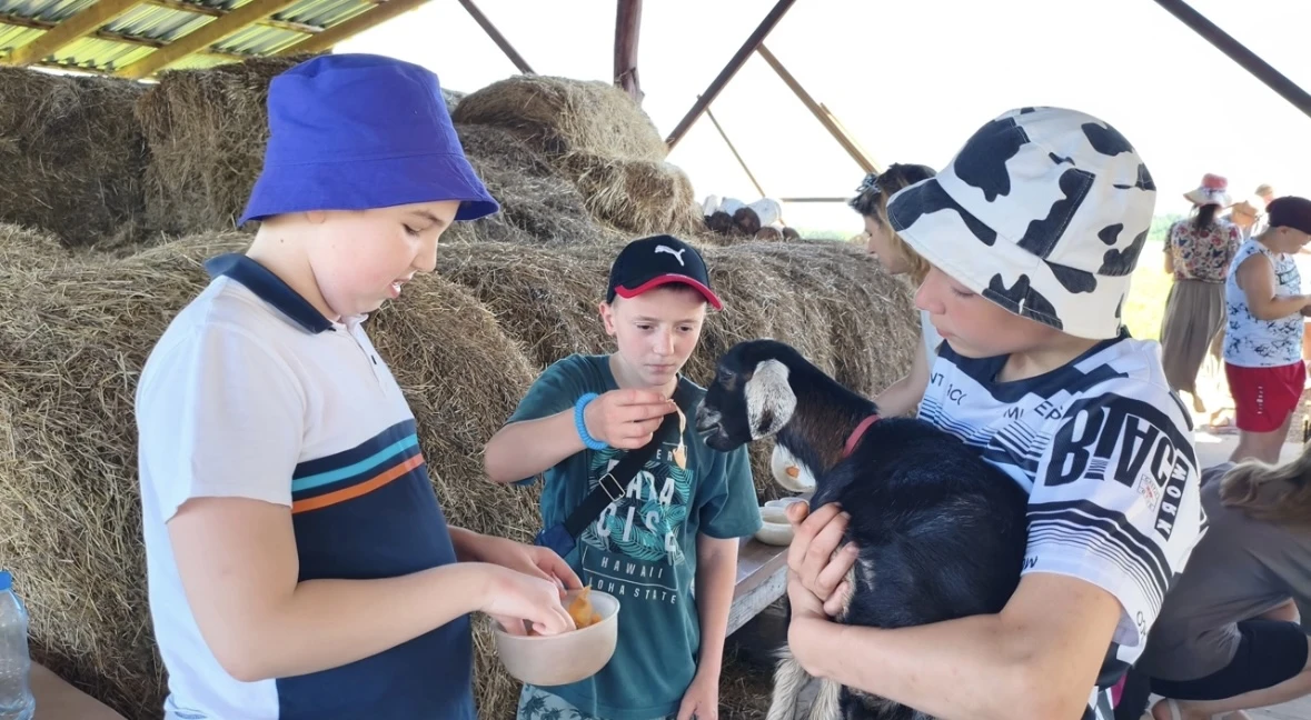 🐐🏇 Сегодня на нашей летней пришкольной площадке — день, полный событий! Ребята съездили на козью ф