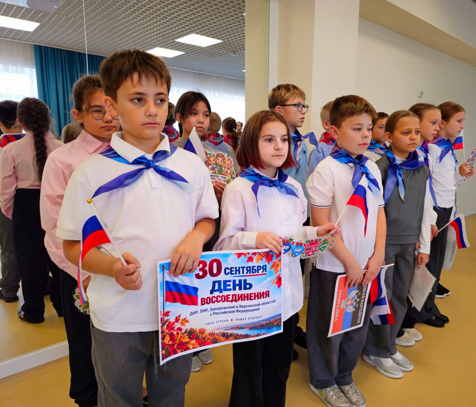 Сегодня в нашей школе прошла важная и трогательная линейка.
