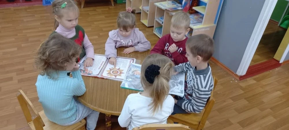 "День Героев Отечества".Воспитатели наших воспитанников в этот день Познакомили детей с...