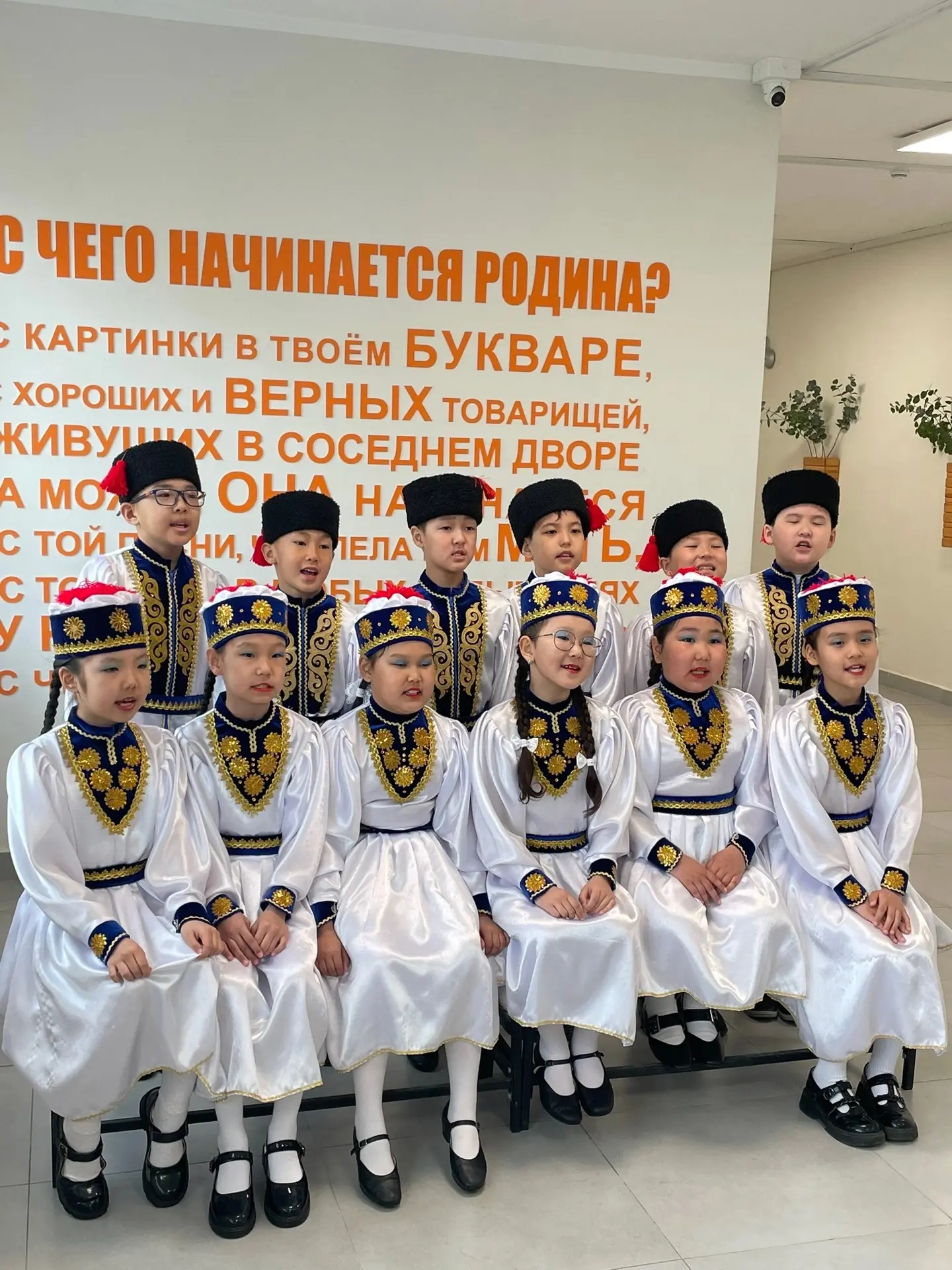 Поздравляем Фольклорно-этнографический ансамбль "Торга" (младшая группа, ученики 4 «В» класса) и рук