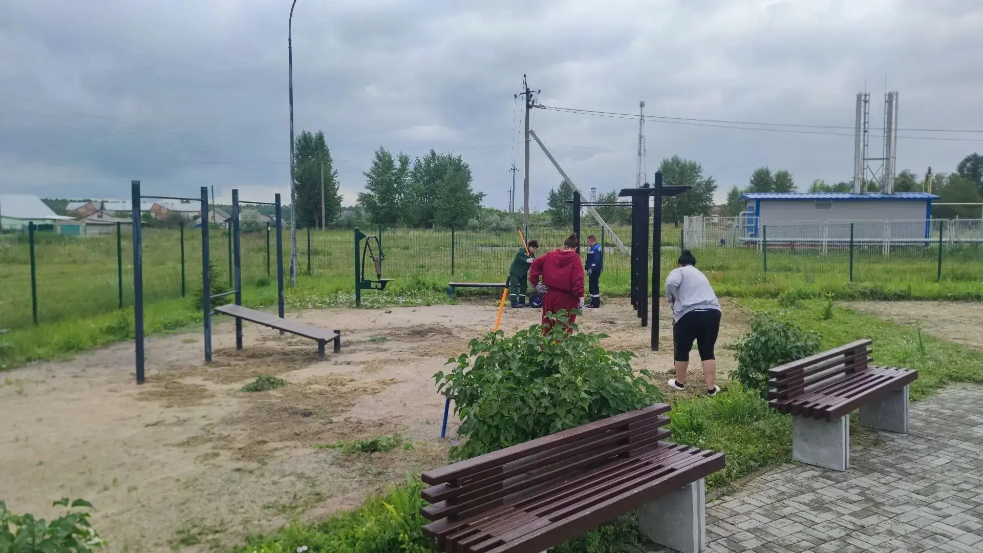 В очередной раз сотрудники КДЦ провели субботник и навели порядок на спортивной и детской площадках.