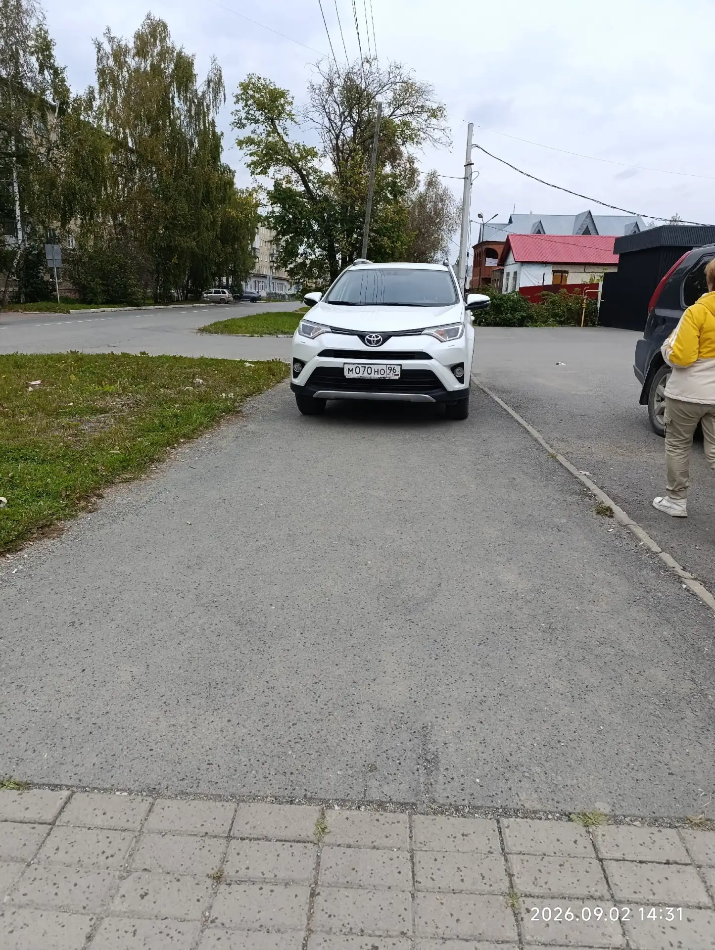 Не уважающая никого дамочка,поставила своё авто на тротуар и пошла по магазинам. Парков...