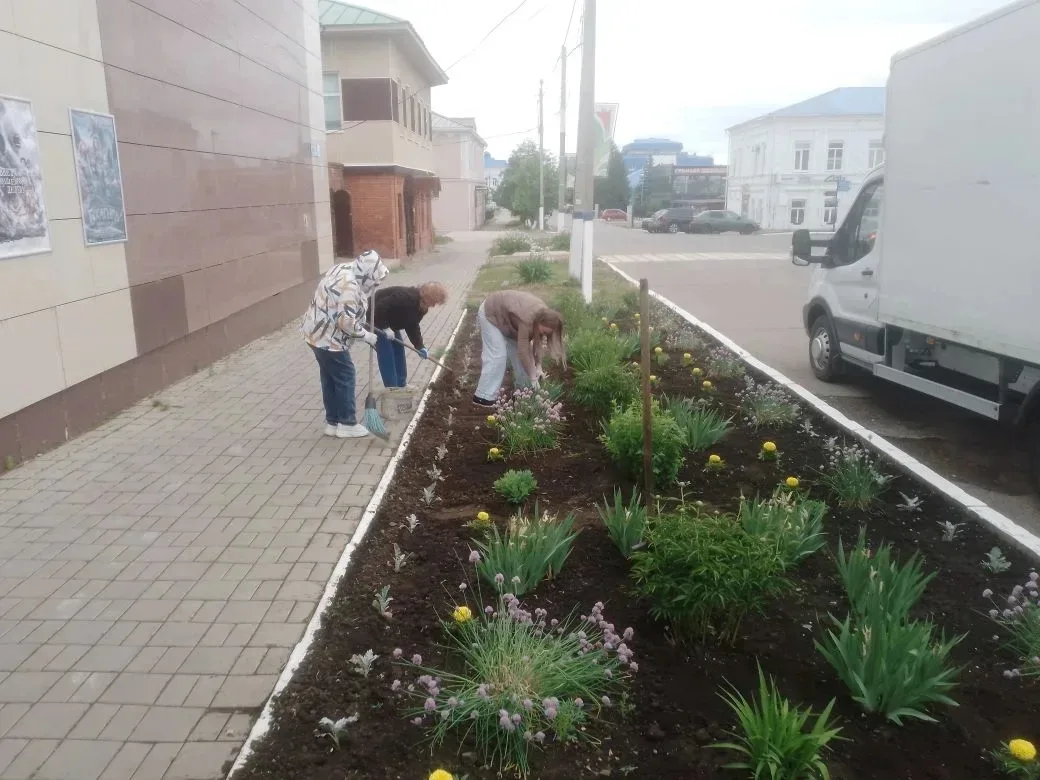 🌿 Лето в Мензелинском районе: уход за зелеными насаждениями переведен на усиленный режим!

Ухоженны