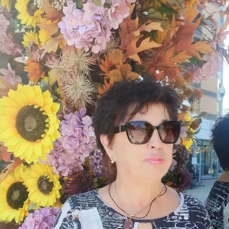 👧 Elena, 58