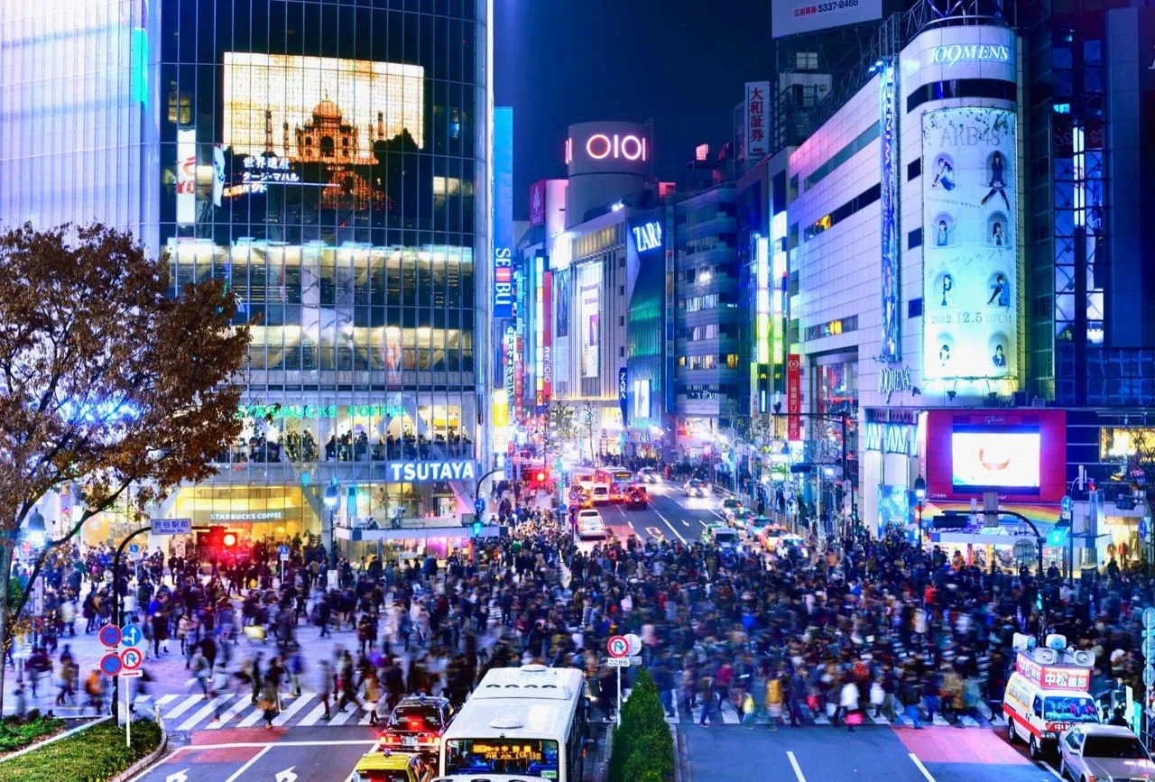 Перекресток Сибуя в Токио, Япония 🇯🇵  🔹 Перекресток Сибуя - одно из самых узнаваемых мест Токио. Он 