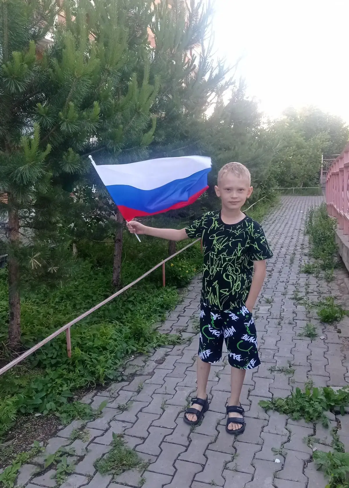 Мазурин Никита
2 Б класс участник фото флешмоба «Я, ты, он, она – вместе целая страна» 

#ЯТыОнОна28