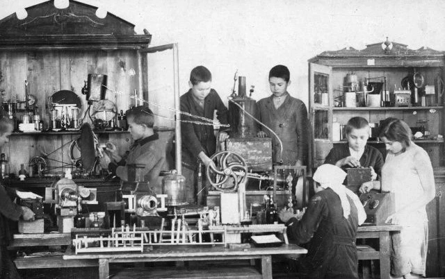Урок в кабинете физики. 1934 г.