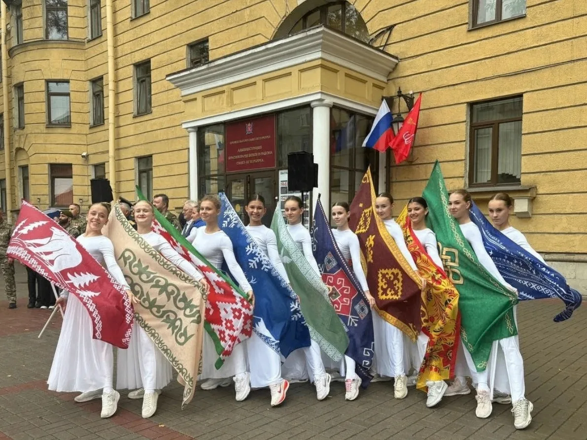 Красивые гимнастики на празднике в честь дня Государственного флага Российской Федераци...