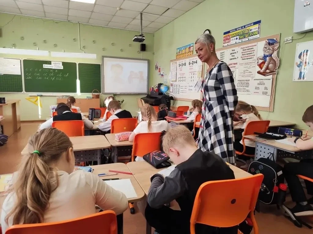 24 марта у первоклассников из 1 «А» был особенный день: на урок русского языка пришли родители!👭👫  М