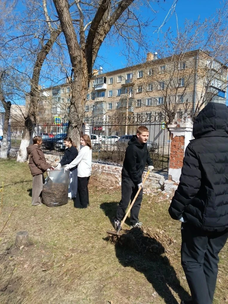 Главное на субботнике- хорошая погода и отличное настроение! Классный руководитель Елена Владимировн