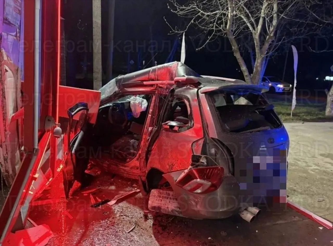 Рекорд ценой в две жизни: Lada Kalina разогналась до 225 км/ч и влетела в автомойку  Двое взрослых м