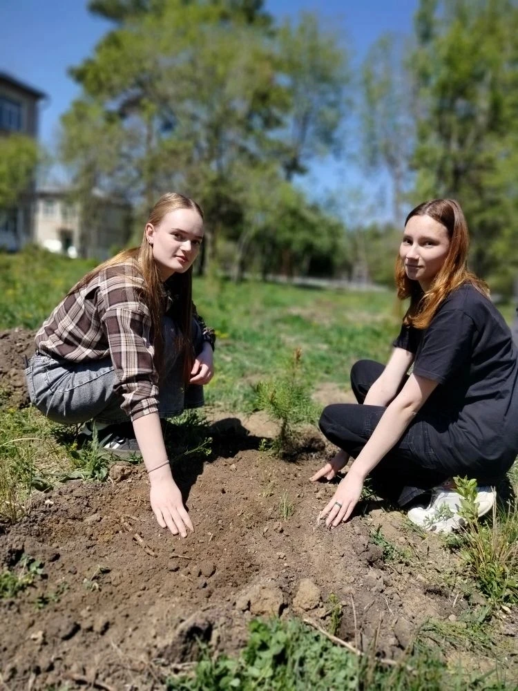 Сад Победы пополнился новыми саженцами в Раздольненской школе имени Г. П. Котенко!