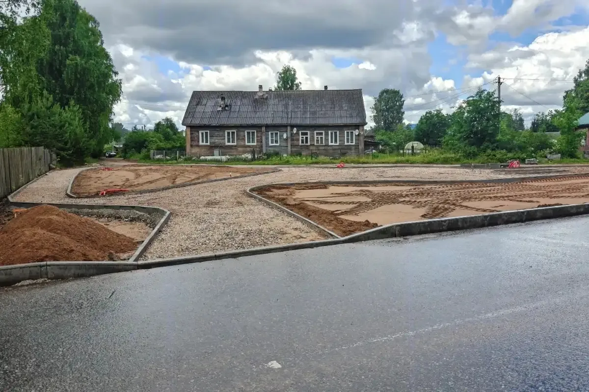 На Советской улице в Хвойной приступили к устройству пешеходных дорожек