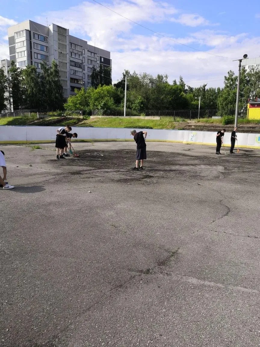 С наступлением летних каникул учащиеся 6 "К" класса приступили к прохождению летней отработки на тер