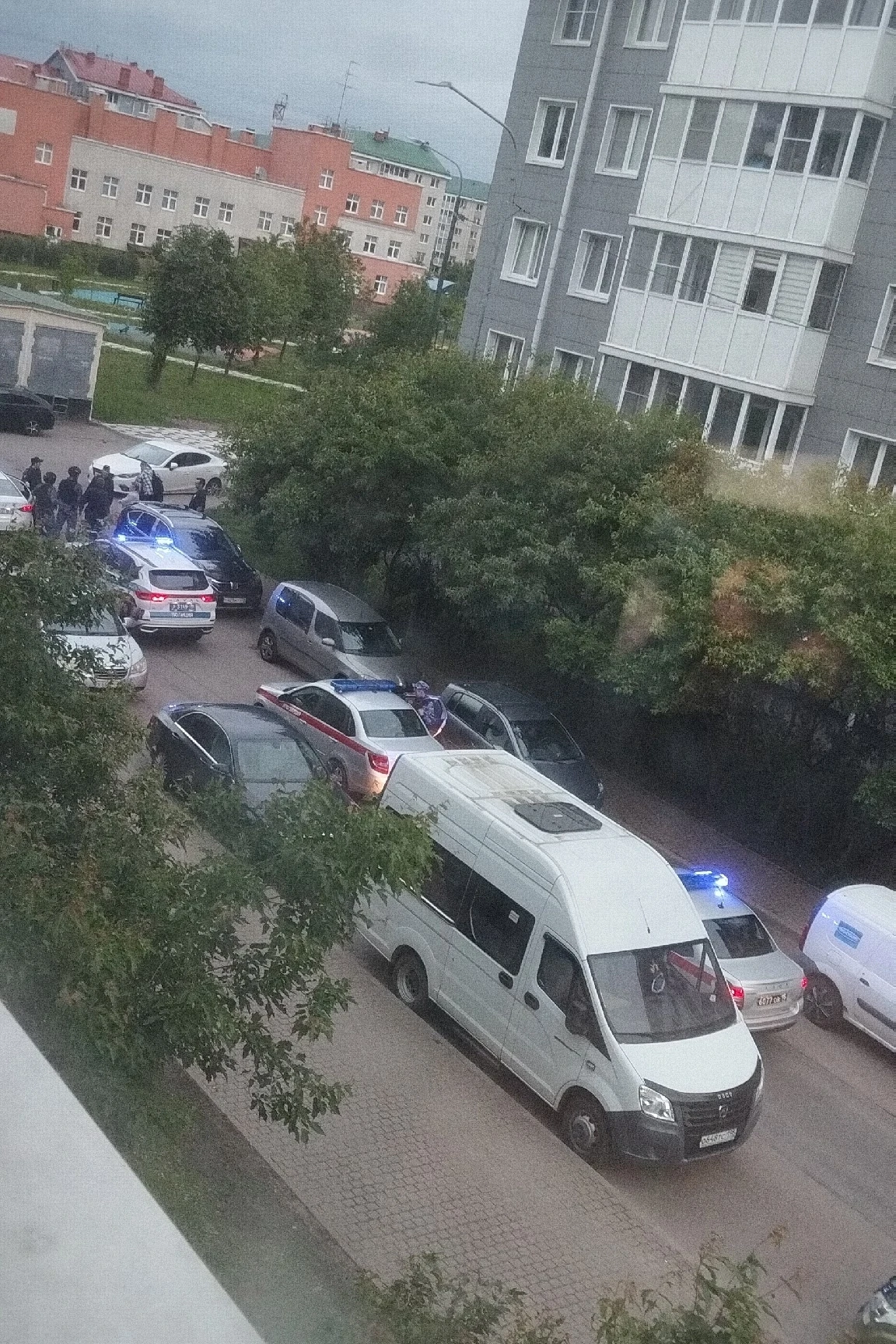 С 3 -4 на Галицкой улице была драка молодежи пьяной.молодые люди полуголые дрались между собой челов