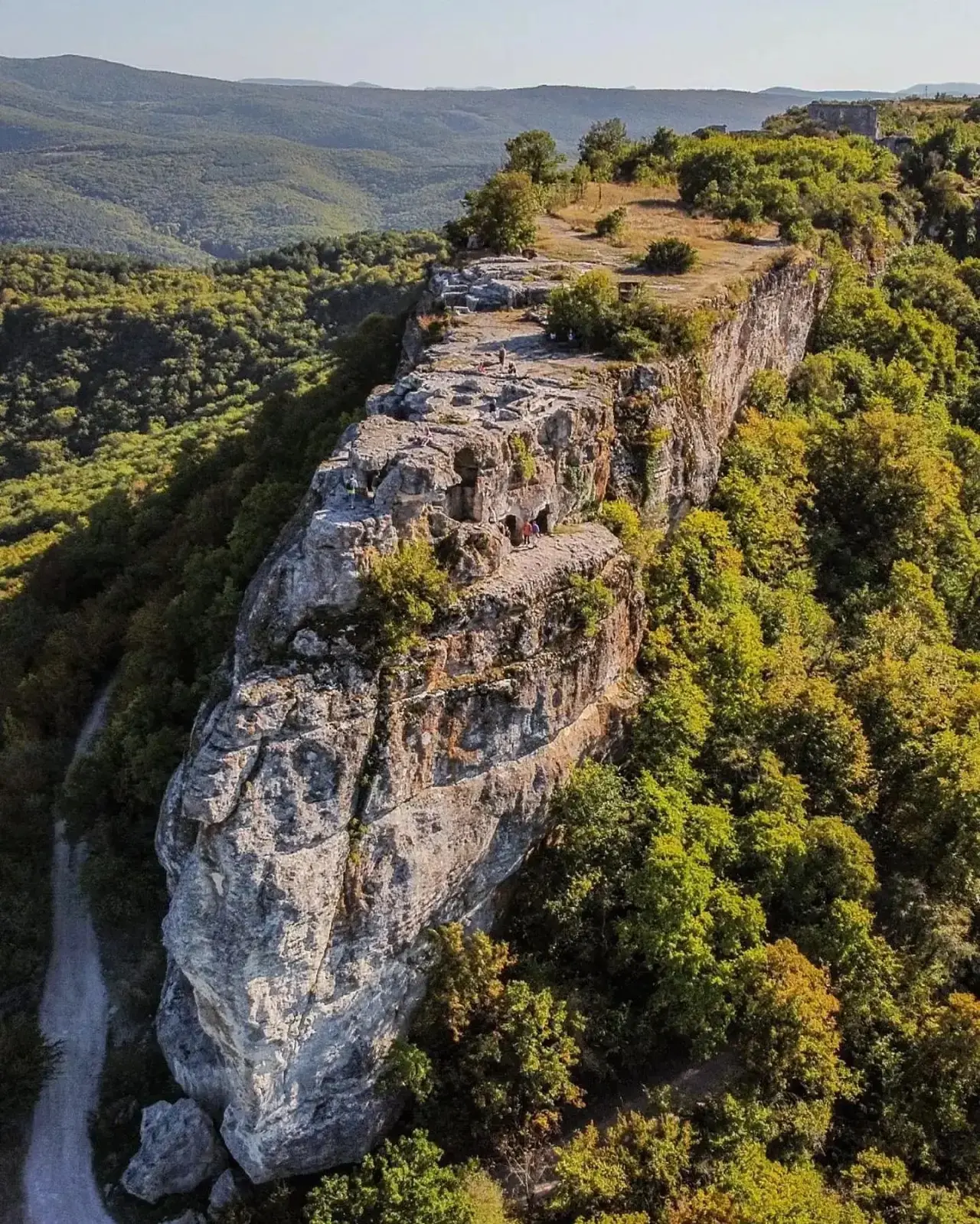🏰 Древний Мангуп-Кале, 
пещерный город в Крыму

На плоской вершине горы в Юго-Западном Крыму лежат 