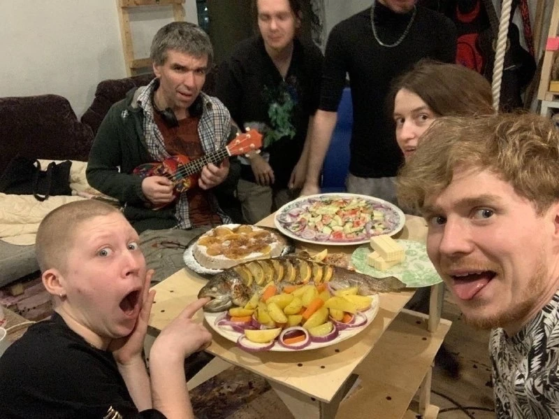 Привет!
Гоу жить с нами в коливинге!
Через дорогу от метро Пролетарская.

У нас есть:
- Костяк из лю