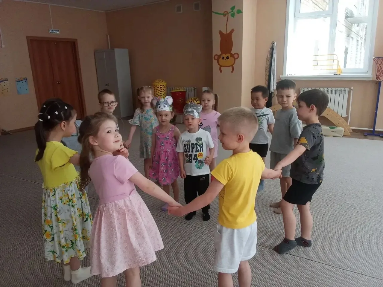 Группа №21 - разучили игру: «Кошки мышки»