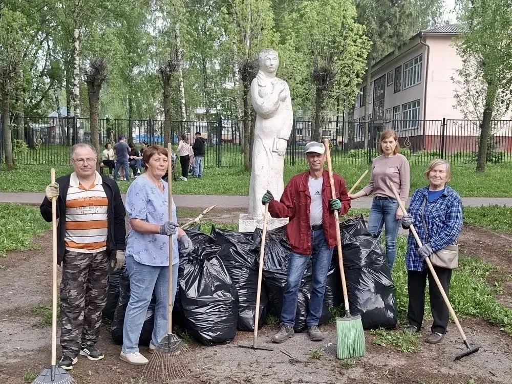 В Чебоксарах на Аллее искусств состоялся субботник   Субботник объединил самых неравнодушных жителей