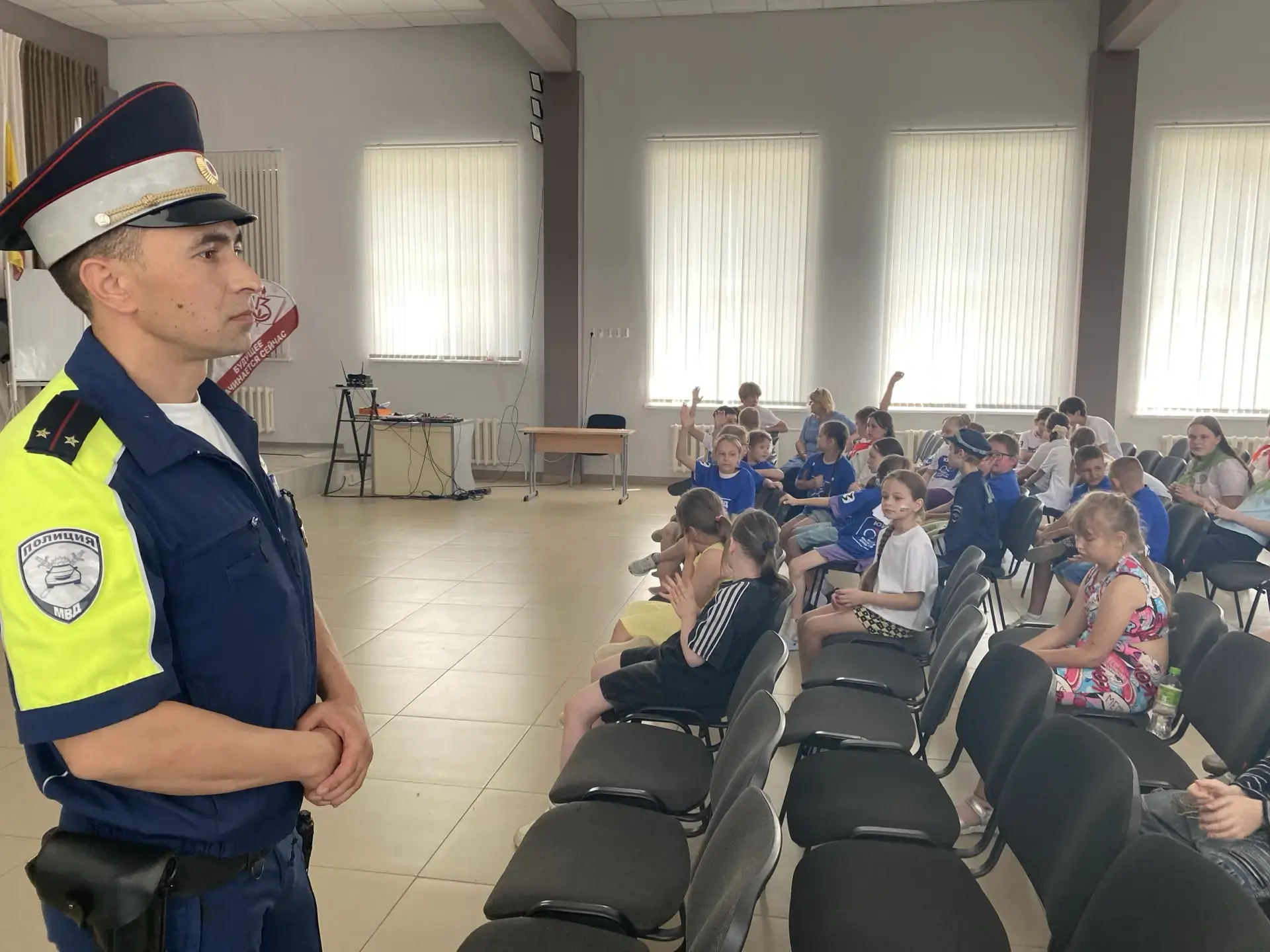 В ШКОЛЬНОМ ЛАГЕРЕ ПРОШЁЛ «ДЕНЬ БЕЗОПАСНОСТИ»: ОТ ТЕОРИИ ПДД ДО ПРОТИВОСТОЯНИЯ БПЛА

👮‍Сегодня в наш