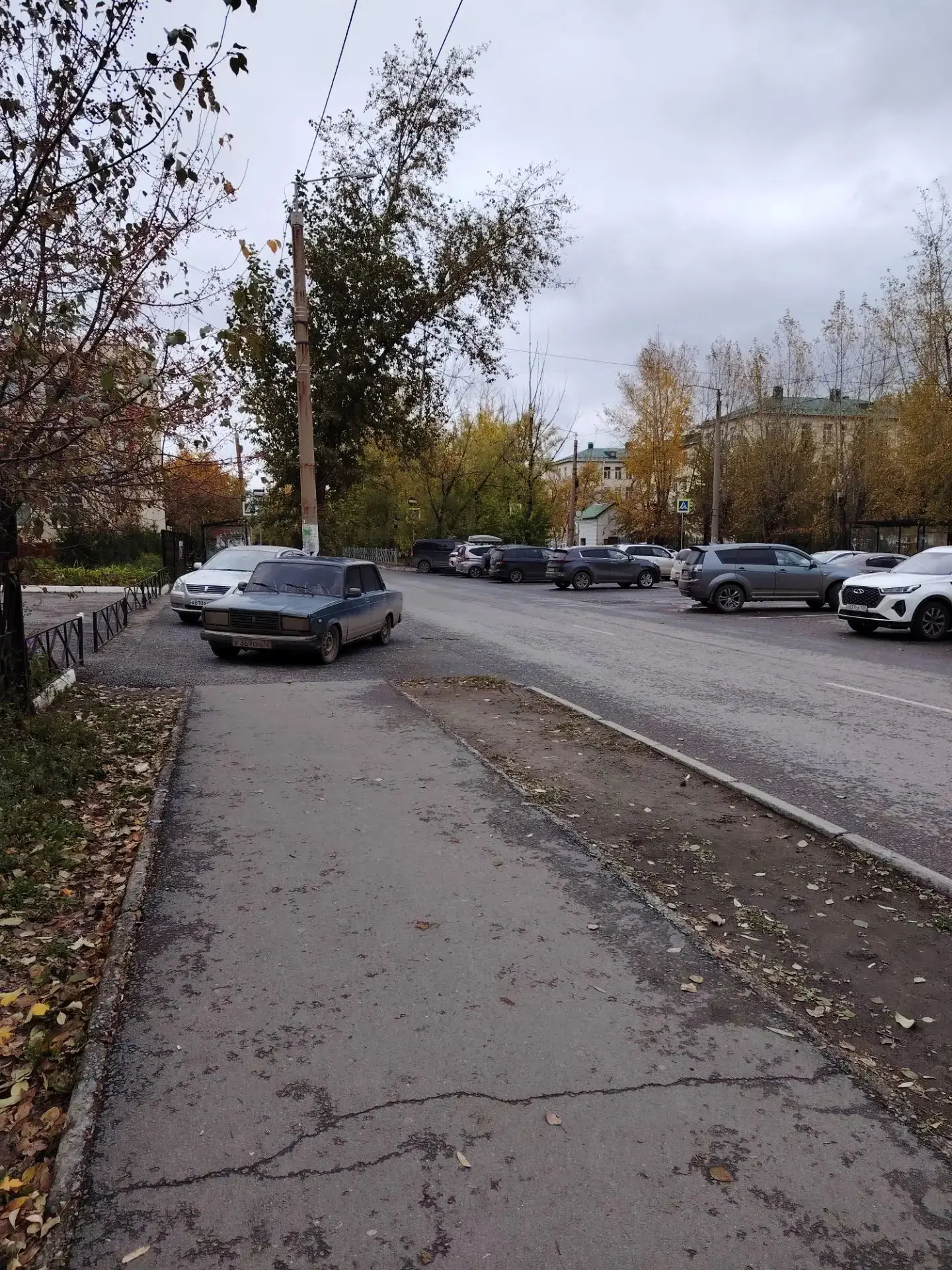 Магистральная, 40. Напротив полупустая парковка, щагородили весь тротуар