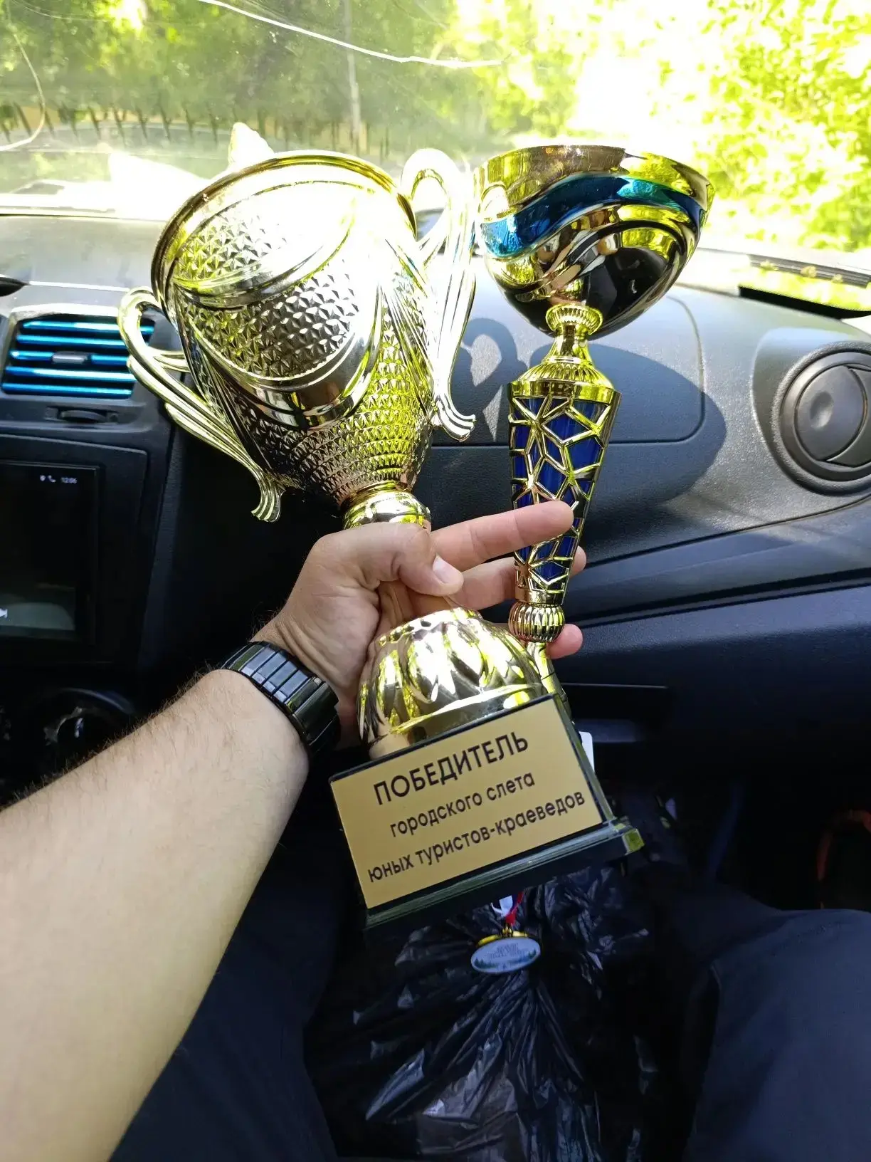 🥇 Победа на городском слёте юных туристов-краеведов!  С гордостью сообщаем, что наша команда по спор
