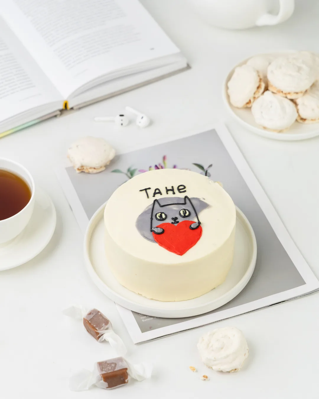 Танюши, для вас! 😍  Чтобы поздравить любимых Татьян и поддержать студентов, наши торты переоделись в