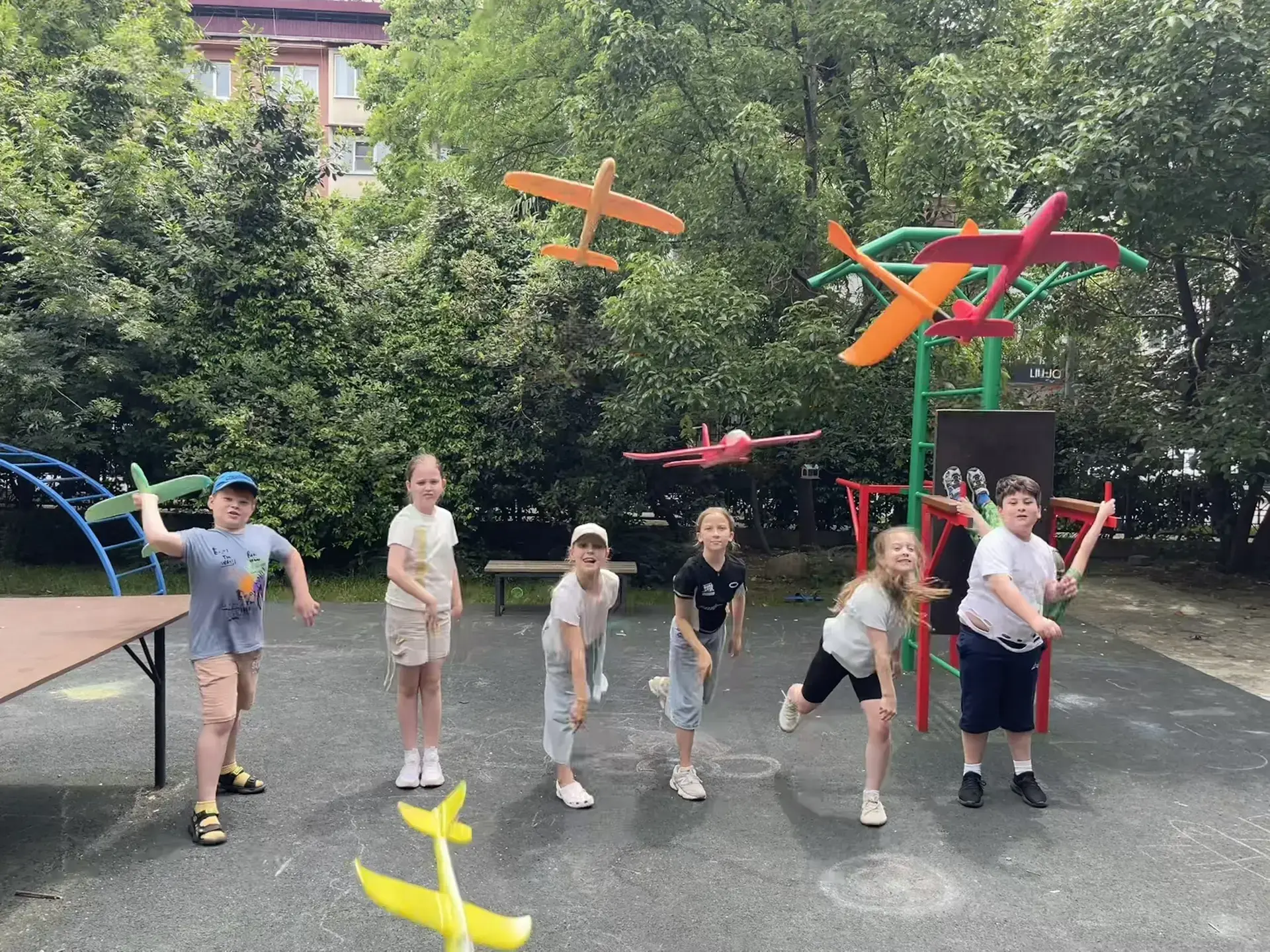 Пришкольный лагерь. Десятый день.
Познавательный, спортивный и очень вкусный день выдался у ребят из